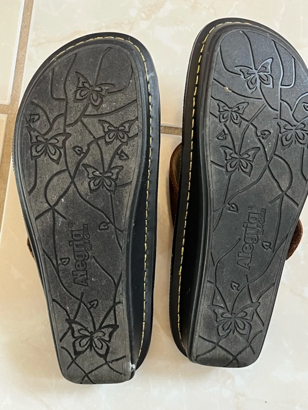 Alegria Women’s Brown Leather Slide Sandals - Picture 4 of 5